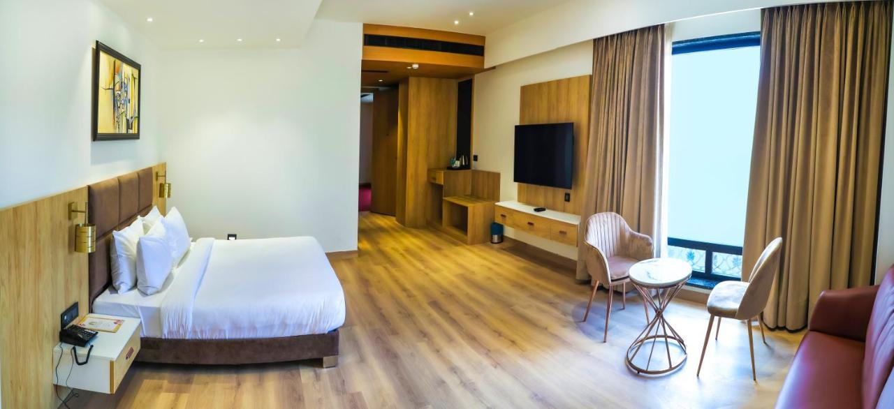 Dayal Gateway Hotel Lucknow Eksteriør billede